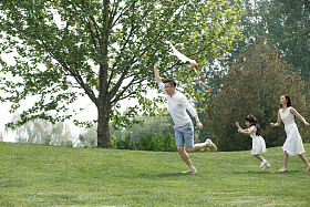 一家三口在草地上放风筝图片