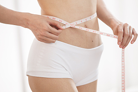 青年女人测量腰围图片