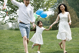 一家三口在草地上放风筝图片