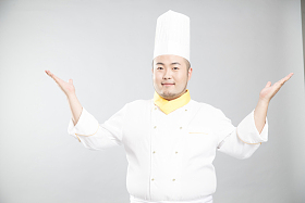 自信的年轻胖厨师