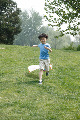 小男孩放风筝