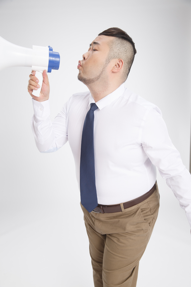 商务胖男人拿着扩音器 商务胖男人拿着扩音器