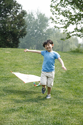 小男孩放风筝照片