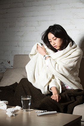 青年女人生病照片