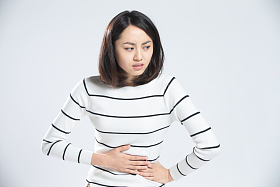 青年女人肚子疼图片