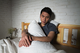 青年男人失眠图片