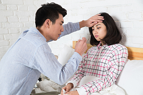 青年男人照顾生病的女朋友