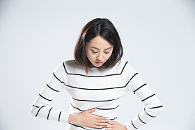 青年女人肚子疼图片