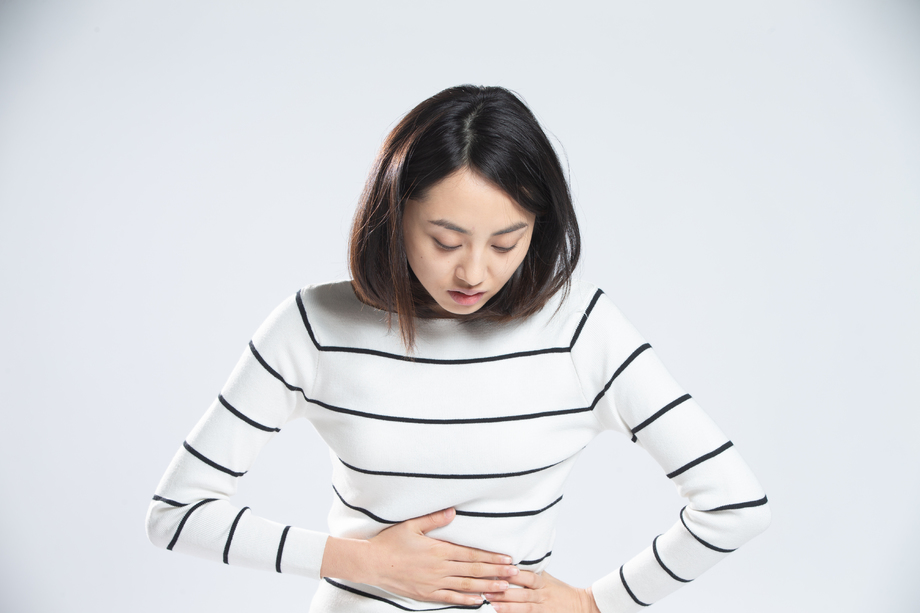 青年女人肚子疼图片
