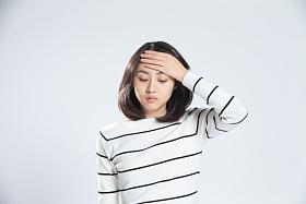 青年女人生病照片