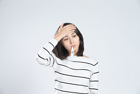 青年女人生病照片