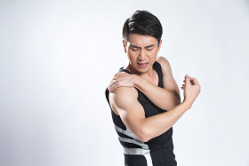 青年男人肩膀疼图片