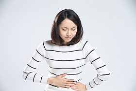 青年女人肚子疼图片