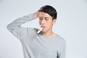 青年男人生病