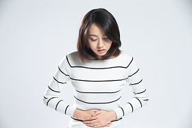 青年女人肚子疼图片