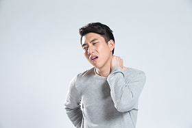 青年男人生病