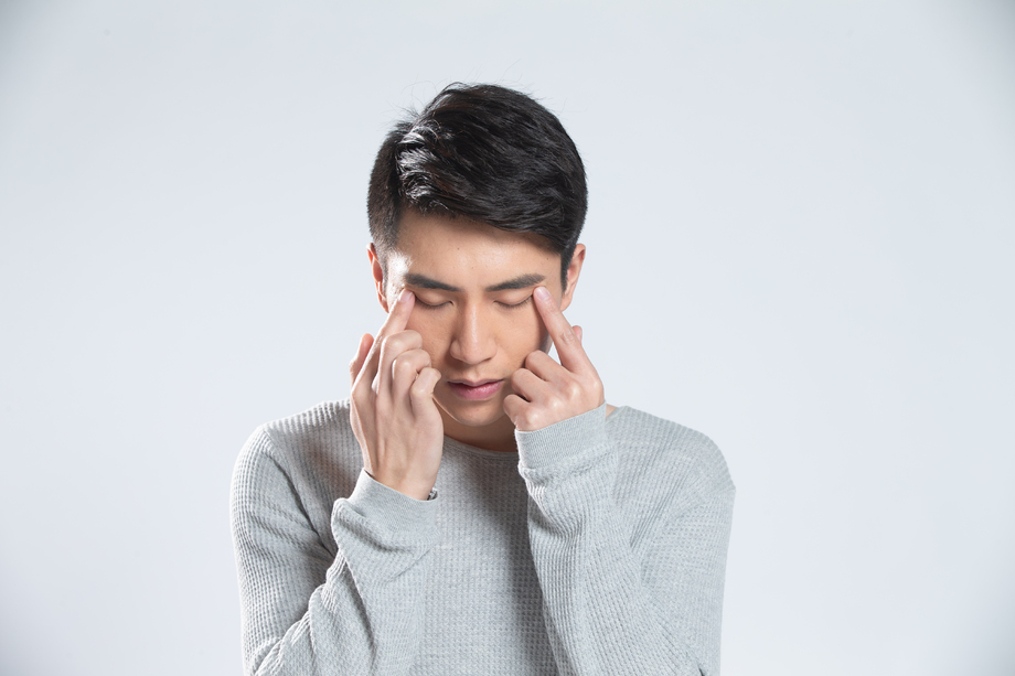 青年男人头疼图片 青年男人头疼图片