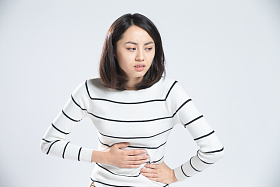 青年女人肚子疼图片