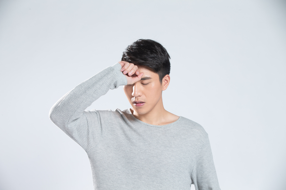 青年男人头疼图片 青年男人头疼图片