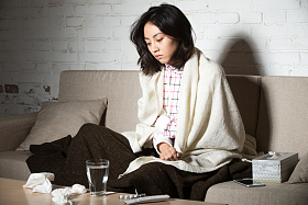 青年女人生病照片