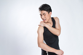 青年男人肩膀疼图片