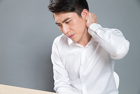 疲劳的商务男白领图片