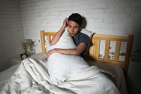 青年男人失眠照片