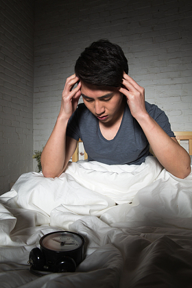 青年男人失眠