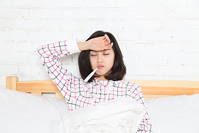 青年女人生病