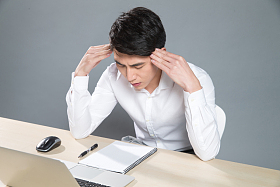 青年男人生病图片