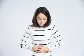 青年女人肚子疼图片