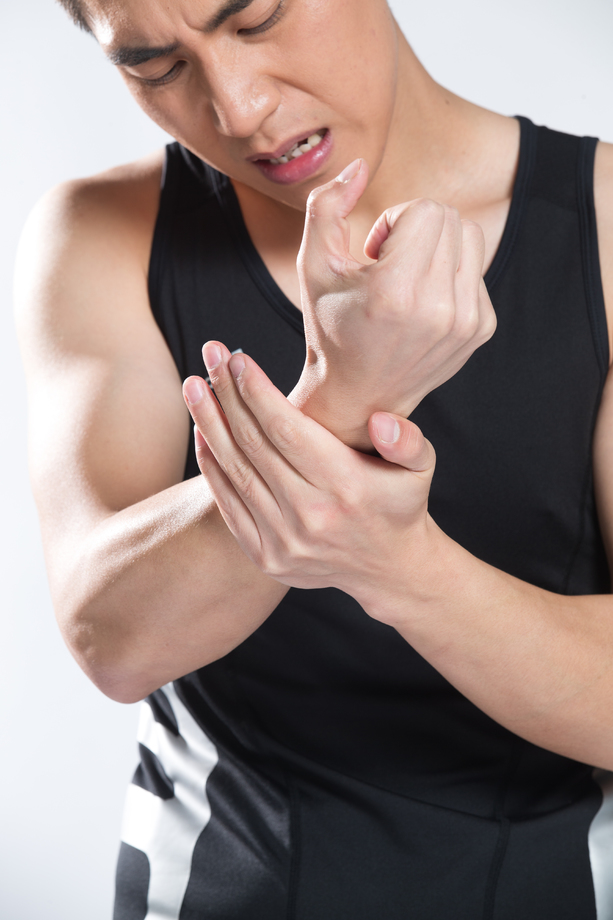 青年男人手疼图片 青年男人手疼图片