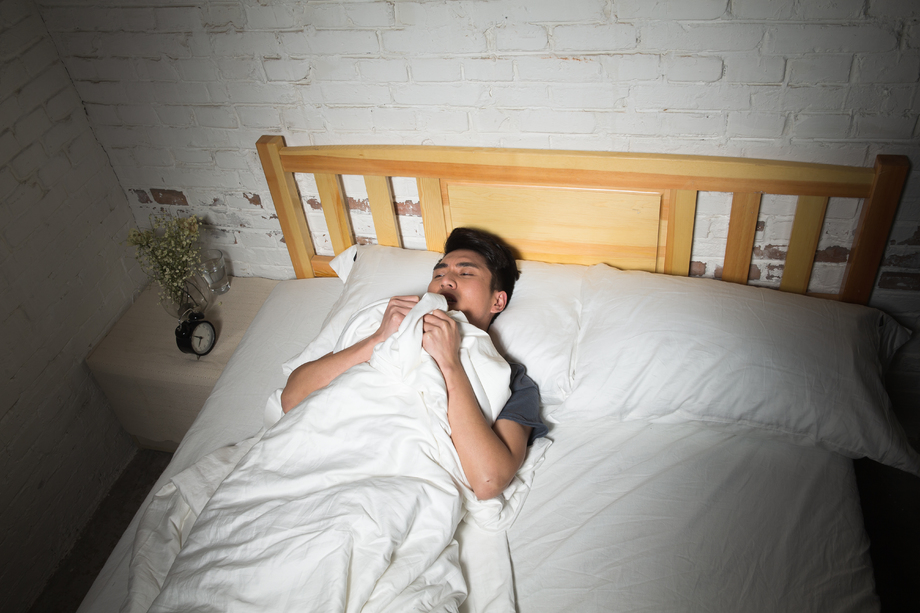 青年男人失眠图片