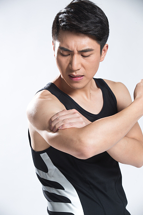 青年男人胳膊