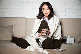 青年女人喝水图片