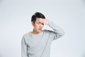 青年男人头疼图片