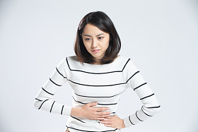 青年女人肚子疼图片