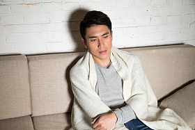 青年男人生病图片