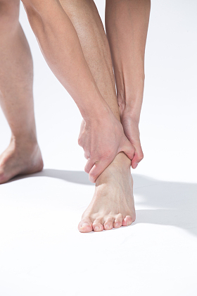 青年男人脚部受伤