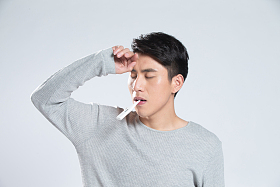 青年男人生病