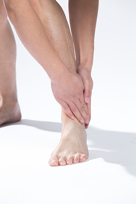 青年男人脚部受伤图片