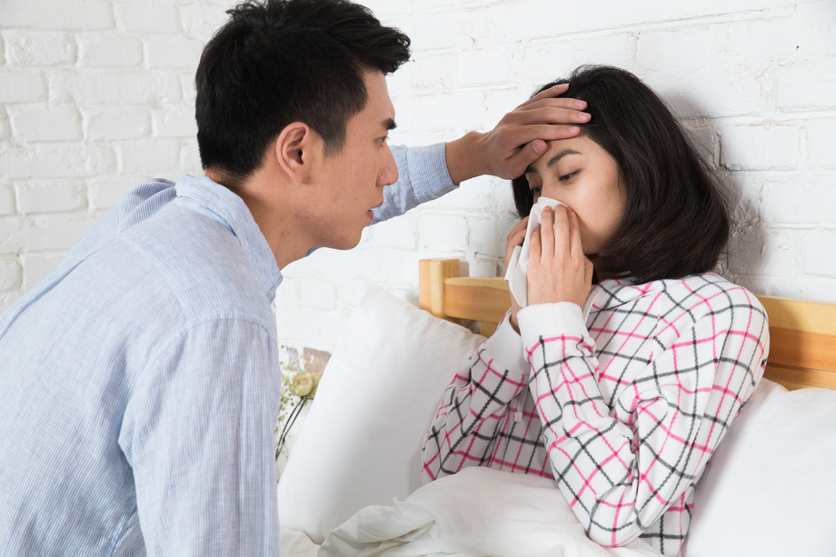 青年男人照顾生病的女朋友 青年男人照顾生病的女朋友