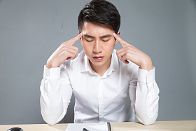 疲劳的商务男白领图片