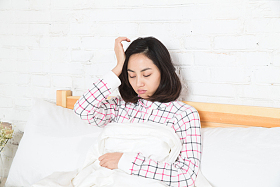 青年女人生病