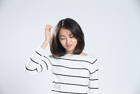 青年女人生病照片