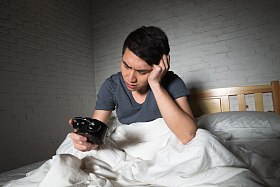 青年男人失眠图片