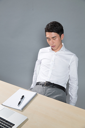 疲劳的商务男白领图片