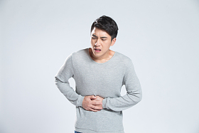 青年男人肚子
