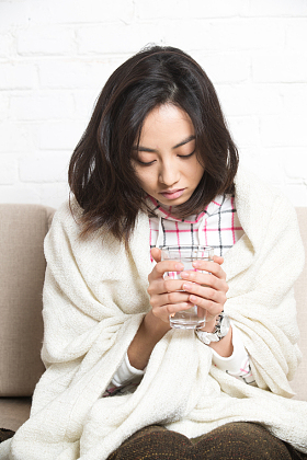 青年女人喝水照片