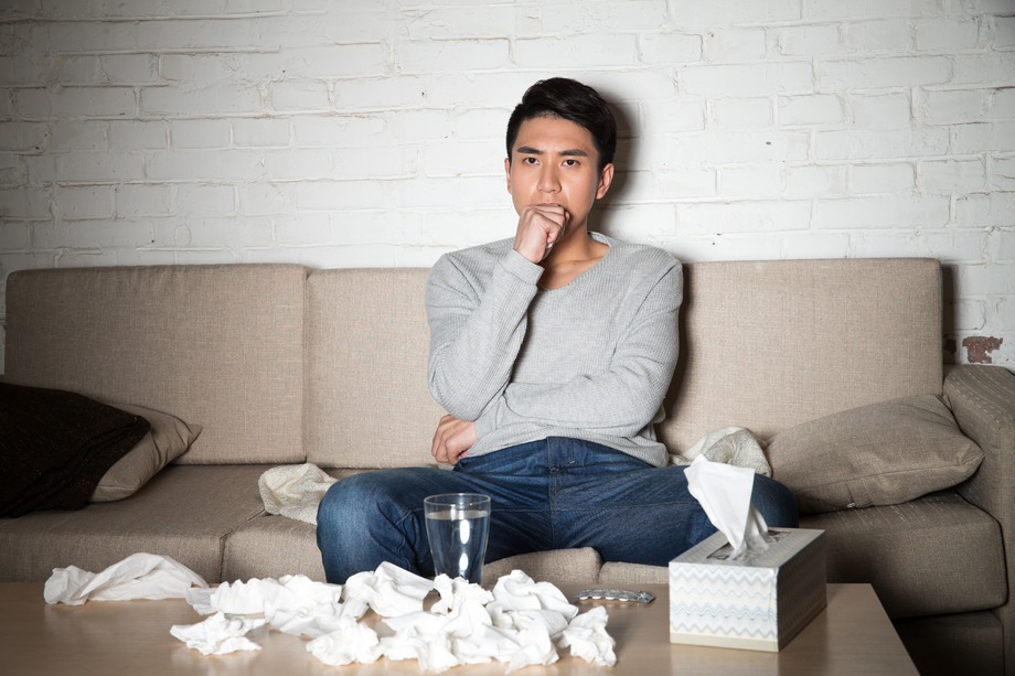 青年男人生病